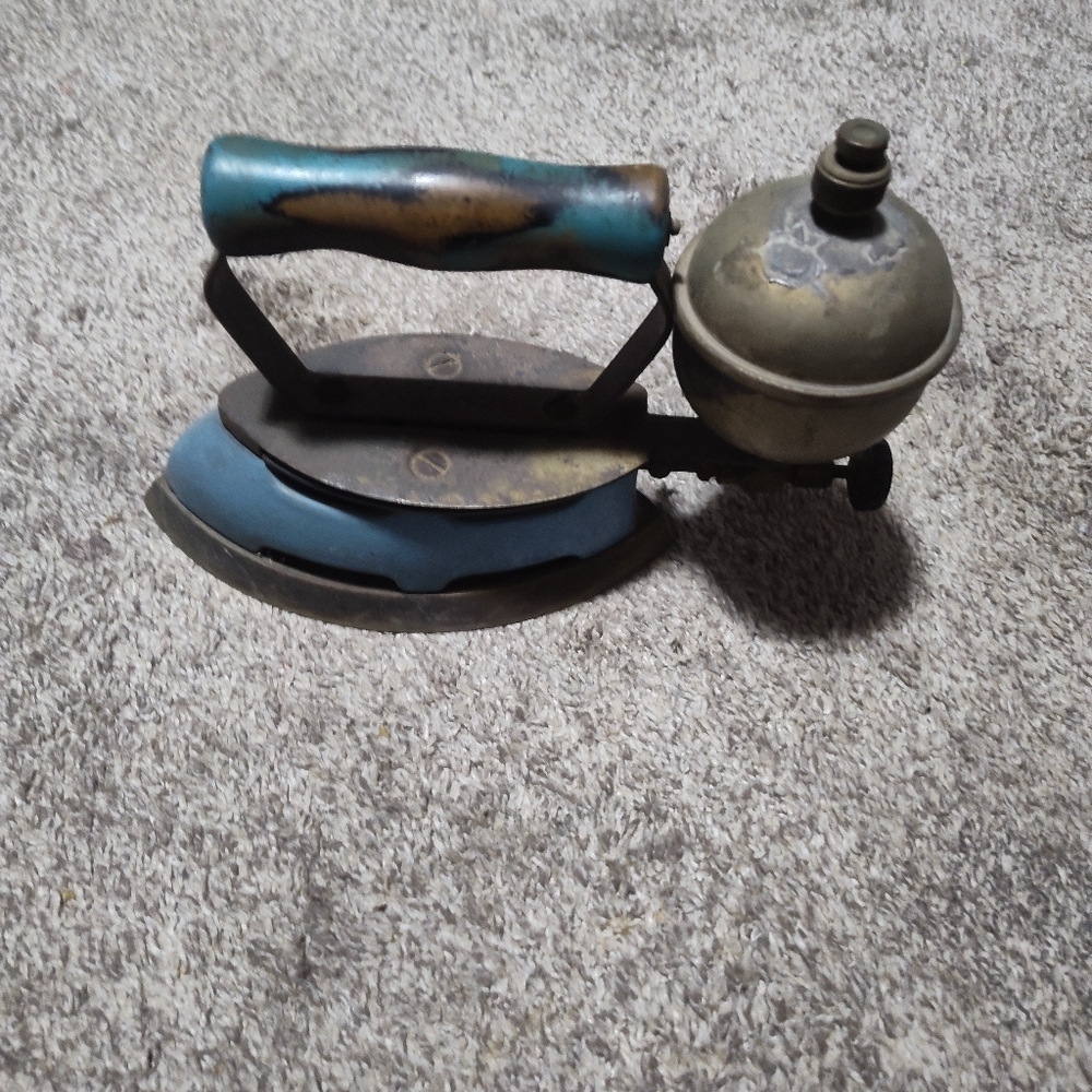 Vintage Coleman cool blue model 4A instant lite gas powered sad flat iron